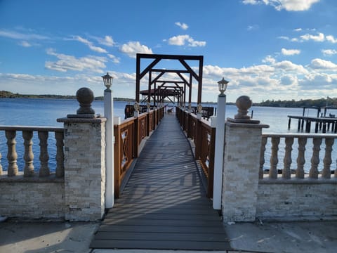 4000 SqFt Luxury Fun House/Fishing/Dock/Hammocks/Jacuzzi/Relax/75TV/Pool Table House in Jacksonville