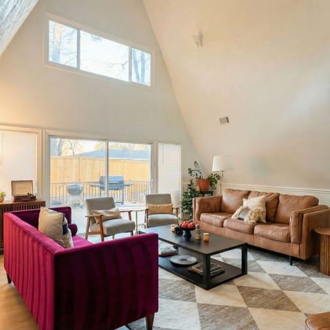 7 mins to the Airport & GICC! Hot Tub, Movie Room & Arcade House in East Point