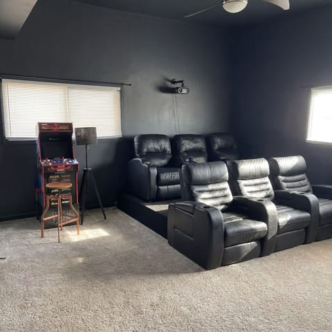 7 mins to the Airport & GICC! Hot Tub, Movie Room & Arcade House in East Point
