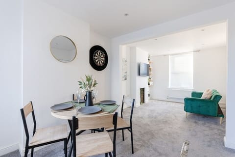 Bright & Cosy 3 Bed Home I Parking I Sleeps 6 House in Ipswich