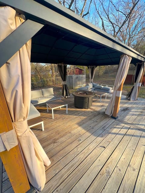 The Bulldog Basecamp -- Sleeps 18 -- Game Day Fun -- Close to Everything! House in Starkville