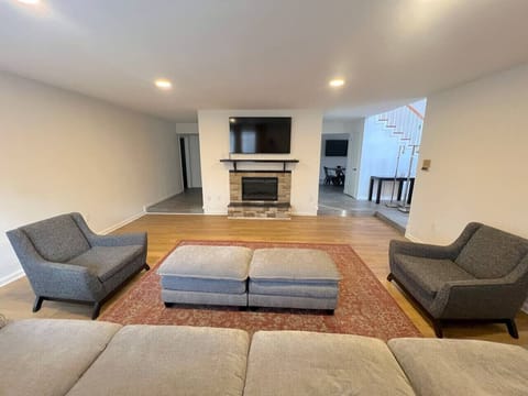 The Bulldog Basecamp -- Sleeps 18 -- Game Day Fun -- Close to Everything! House in Starkville