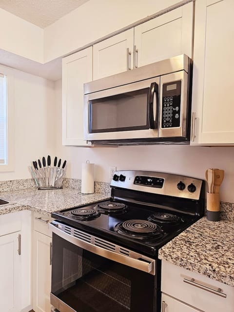 Cozy 2-Bedroom Haven: Sleeps 5! Apartment in Starkville