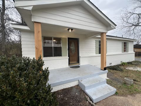 Stark Social House -- Sleeps 6 -- Game Day Fun House in Starkville