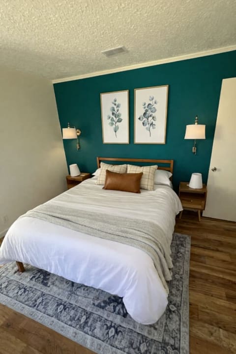 Stark Social House -- Sleeps 6 -- Game Day Fun House in Starkville