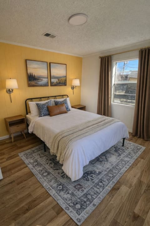 Stark Social House -- Sleeps 6 -- Game Day Fun House in Starkville