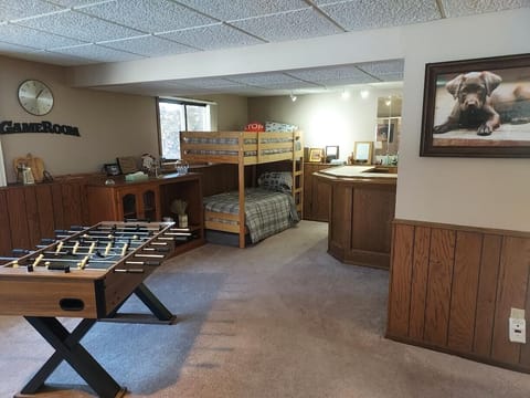 Open Floor Plan - primarily for Groups - 6 Bdrms - 2 Bath - 17 mattresses House in Mounds View