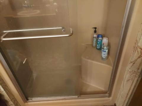 Open Floor Plan - primarily for Groups - 6 Bdrms - 2 Bath - 17 mattresses House in Mounds View