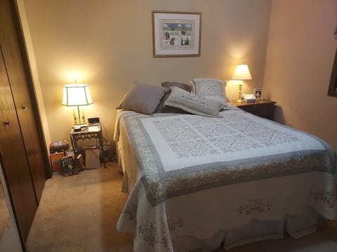 Open Floor Plan - primarily for Groups - 6 Bdrms - 2 Bath - 17 mattresses House in Mounds View