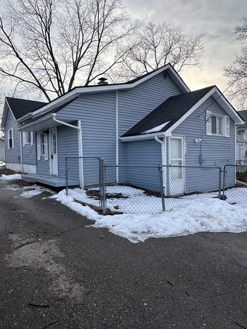 Farmhouse in the Heart of DowntownAuburn Hills House in Auburn Hills