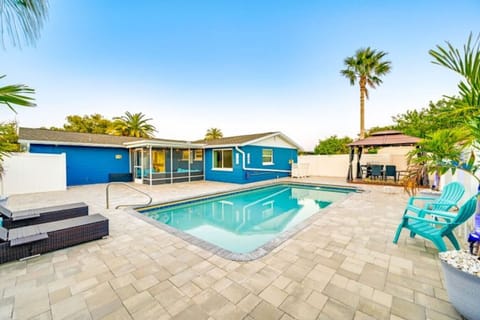 Luxe Family‑Friendly Retreat w/Heated Pool Oasis House in Holiday