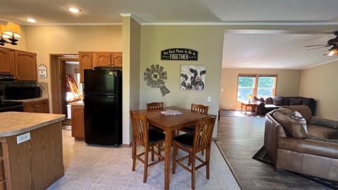 Whitetail Run Cottage in the heart of Hocking Hills with Wi-Fi & Spectrum TV. Cottage in Falls Township