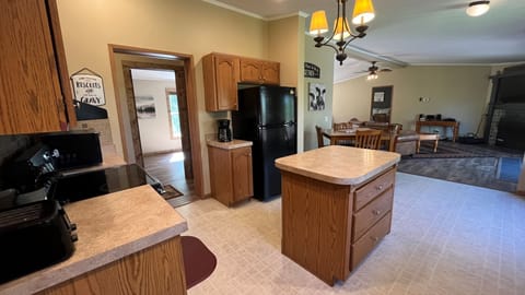 Whitetail Run Cottage in the heart of Hocking Hills with Wi-Fi & Spectrum TV. Cottage in Falls Township