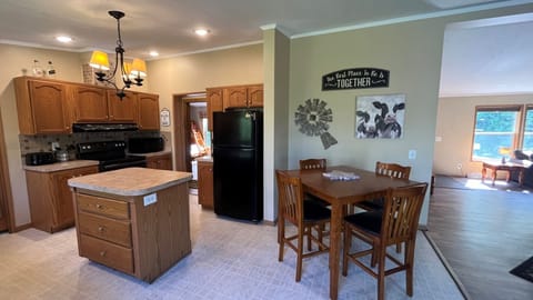 Whitetail Run Cottage in the heart of Hocking Hills with Wi-Fi & Spectrum TV. Cottage in Falls Township