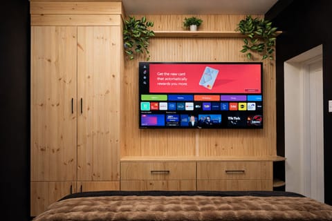 The Bear Cave Artistic Inspired Suite Apartment in Langford