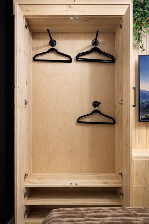 The Bear Cave Artistic Inspired Suite Apartment in Langford