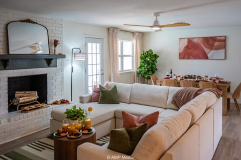 Agave Poolhouse: Texas Living, Elevated House in Abilene