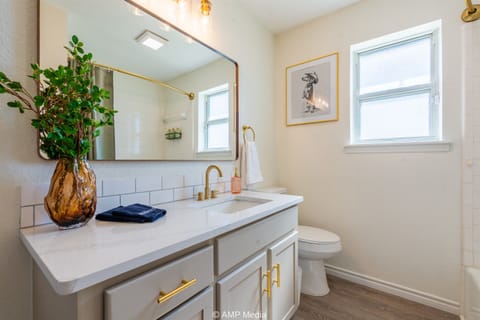 Agave Poolhouse: Texas Living, Elevated House in Abilene