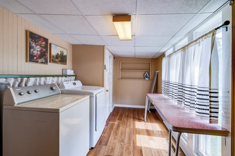 Grandma's Modern Getaway - 3 Bedroom, 1 Bath; Newly Renovated Kitchen House in Jerusalem Township