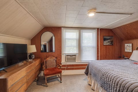 Grandma's Modern Getaway - 3 Bedroom, 1 Bath; Newly Renovated Kitchen House in Jerusalem Township