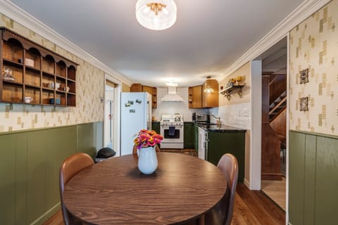 Grandma's Modern Getaway - 3 Bedroom, 1 Bath; Newly Renovated Kitchen House in Jerusalem Township