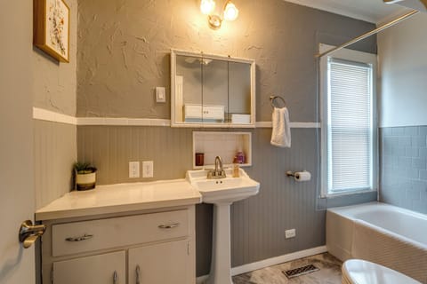 Grandma's Modern Getaway - 3 Bedroom, 1 Bath; Newly Renovated Kitchen House in Jerusalem Township