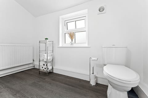 Long Term Stays, Warrington Centre, 3 Bed House House in Warrington