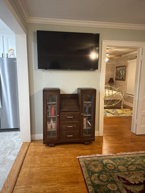 Cozy 2BR/2Bath House Near Round Top Venues Perfect Girls Trip WiFi + Parking House in Carmine