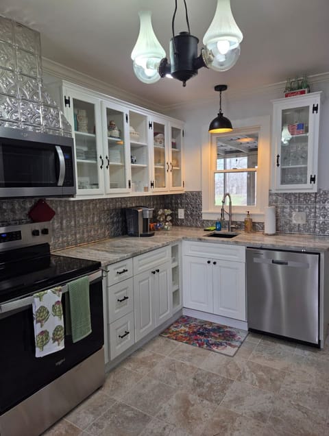 Cozy 2BR/2Bath House Near Round Top Venues Perfect Girls Trip WiFi + Parking House in Carmine