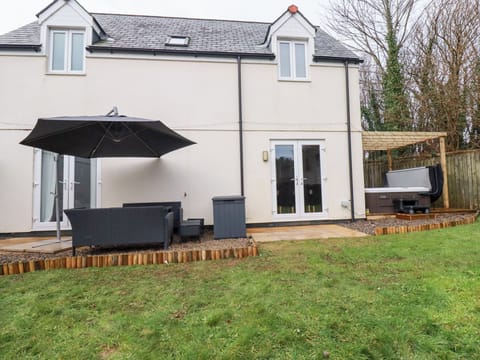 POLDAM, pet friendly, with hot tub in St Austell Cottage in Saint Austell