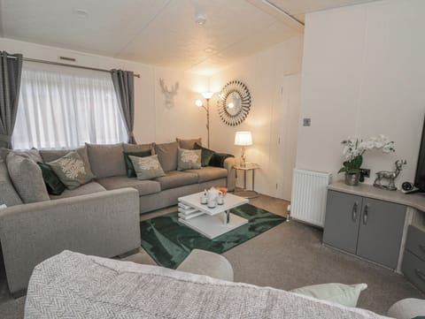 THE RIDGEWAY, pet friendly, with a garden in New Quay Cottage in Wales