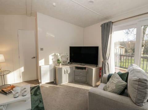 THE RIDGEWAY, pet friendly, with a garden in New Quay Cottage in Wales