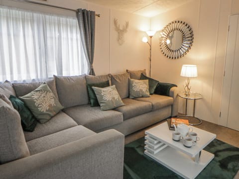THE RIDGEWAY, pet friendly, with a garden in New Quay Cottage in Wales