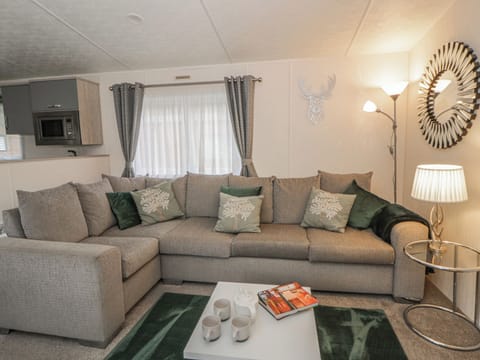 THE RIDGEWAY, pet friendly, with a garden in New Quay Cottage in Wales
