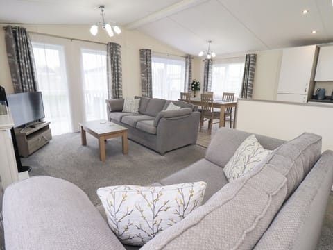 LILY'S LODGE, pet friendly, country holiday cottage in Morecambe Cottage in Morecambe
