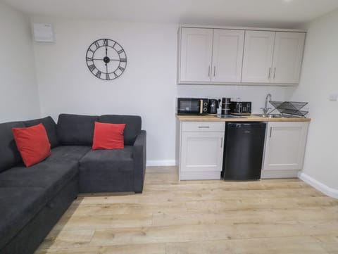 BINEVENAGH POINT CABIN, pet friendly, with a garden in Castlerock Cottage in County Donegal