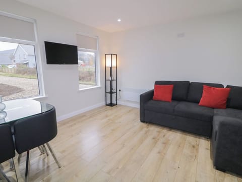 BINEVENAGH POINT CABIN, pet friendly, with a garden in Castlerock Cottage in County Donegal