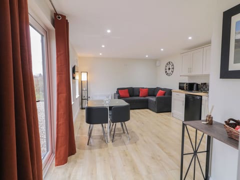 BINEVENAGH POINT CABIN, pet friendly, with a garden in Castlerock Cottage in County Donegal