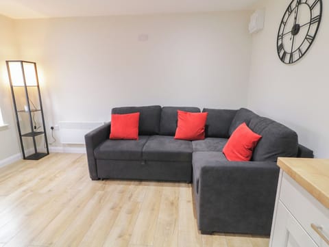 BINEVENAGH POINT CABIN, pet friendly, with a garden in Castlerock Cottage in County Donegal