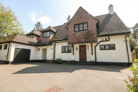 WOODLANDS HOUSE, pet friendly, luxury holiday cottage in Ringwood House in East Dorset District