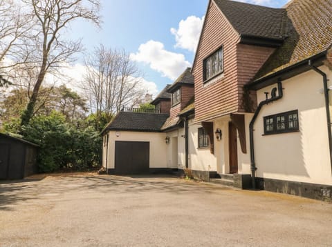 WOODLANDS HOUSE, pet friendly, luxury holiday cottage in Ringwood House in East Dorset District