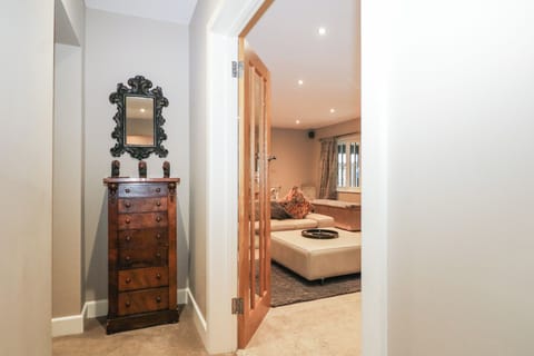 WOODLANDS HOUSE, pet friendly, luxury holiday cottage in Ringwood House in East Dorset District