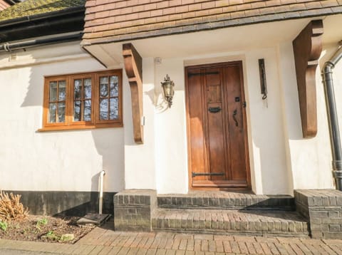 WOODLANDS HOUSE, pet friendly, luxury holiday cottage in Ringwood House in East Dorset District