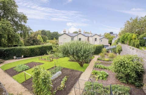 ST ANNE'S MANOR, pet friendly, luxury holiday cottage in Torquay Cottage in Torquay