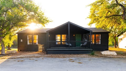 Starlight Horizon 4 Cabins (3 Bed Each) Pool, Firepits, Sleeps up to 32 Cabin in Canyon Lake