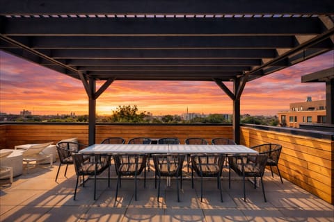 Stylish 4BR/3BA South Loop Stay Near McCormick Place & Soldier Field Apartment in South Loop