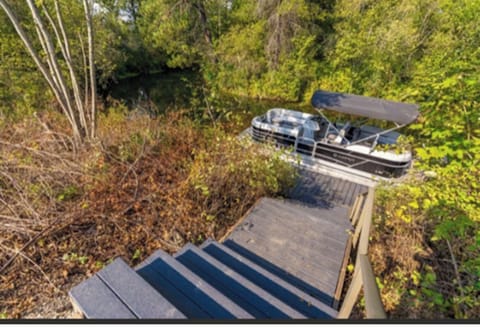 Relax at Pend Oreille Cove Lodge, Wi Fi, Boat Dock, Jacuzzi & Outdoor Fireplace House in Sagle