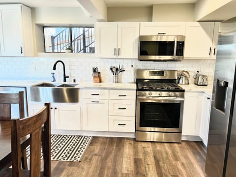 Stunning Views! - 3 Bedroom Hideaway with King Bed House in Bryn Mawr-Skyway