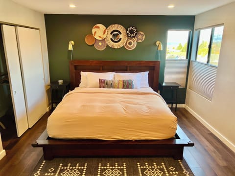 Stunning Views! - 3 Bedroom Hideaway with King Bed House in Bryn Mawr-Skyway