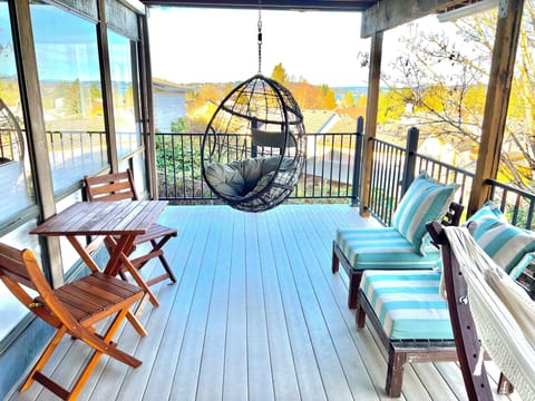 Stunning Views! - 3 Bedroom Hideaway with King Bed House in Bryn Mawr-Skyway